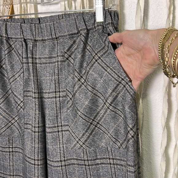CHALET NWT Pull On Cropped Gray Plaid Wide Leg Pant Size M - Picture 3 of 10